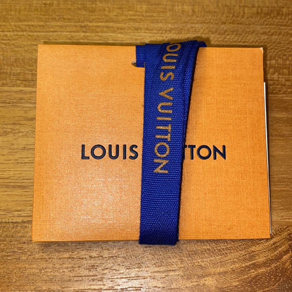 Louis Vuitton card and ribbon